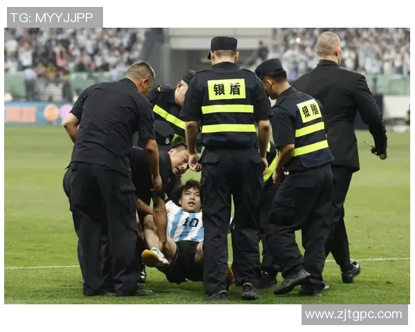 足球明星热情拥抱球迷展现真挚情感球场内外温馨时刻感动全场